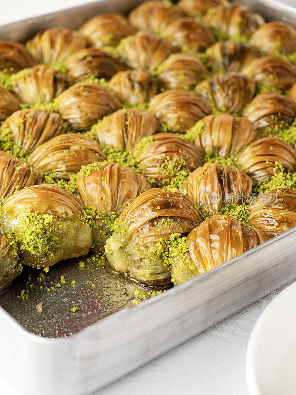 Mussel Baklava，开心果Mussel Baklava, Baklava，土耳其Midye Baklava(贻贝形状的Baklava)与开心果坚果